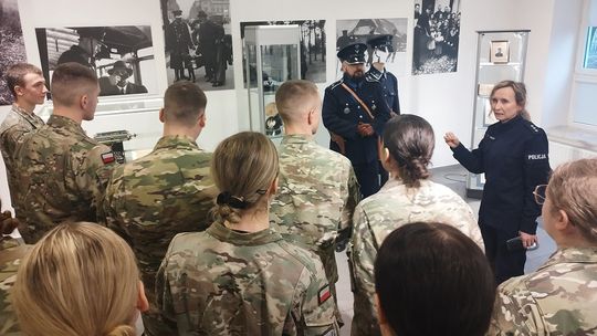 Uczniowie klas mundurowych poznali historię i tradycję Polskiej Policji