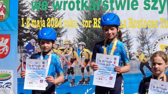 Siostry Deroń ze Zwolenia bezkonkurencyjne podczas 1 etapu Torowego Pucharu Polski wrotkarstwa szybkiego