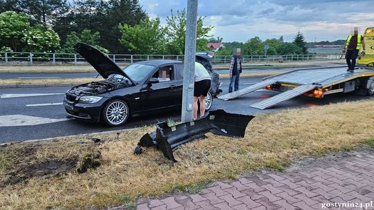 Młody kierowca BMW skosił latarnię