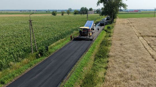 Na drodze powiatowej nr 1444W trwają właśnie prace budowlane związane z przebudową drogi