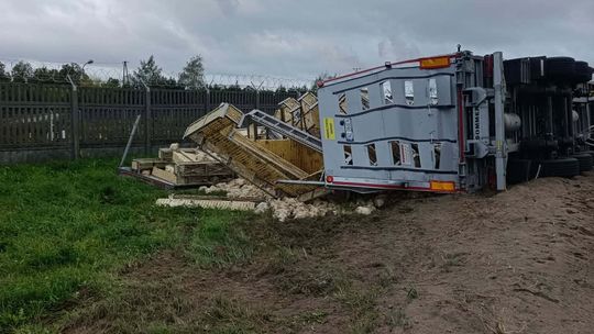 Ciężarówka z kurczakami wypadła z drogi w Nowym Trzepowie. Droga zablokowana