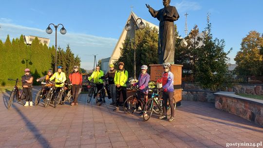 Gostynińscy rowerzyści na tamie we Włocławku