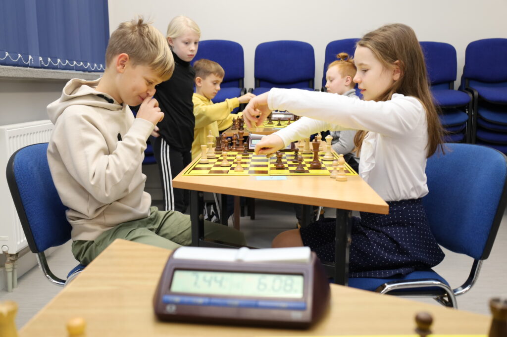Julia Tomasik i Kacer Kijek grający w szachy