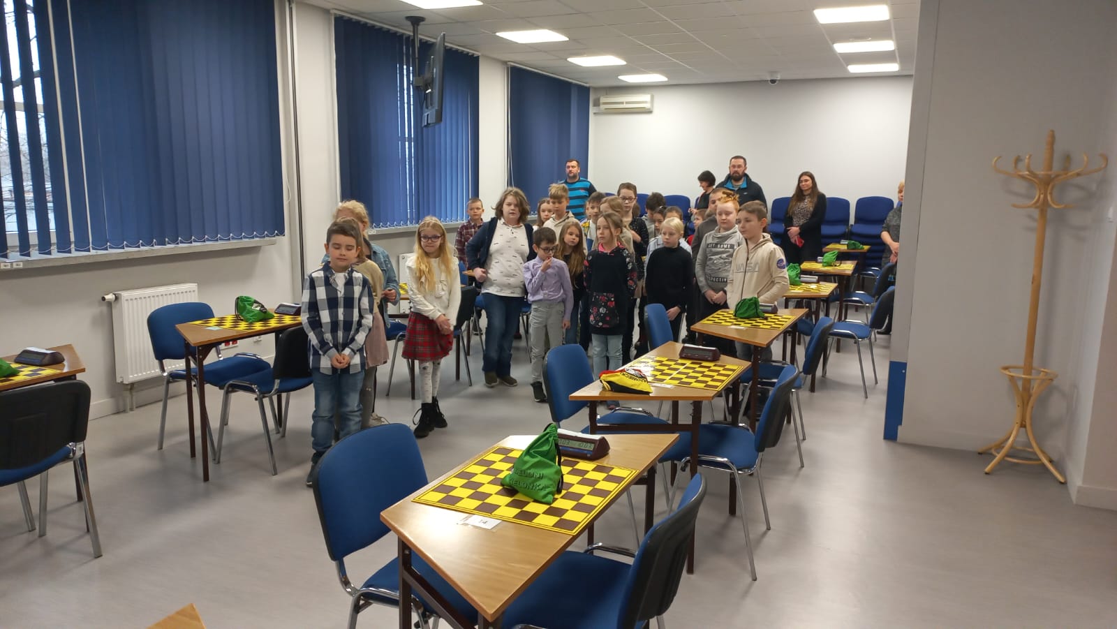 Uczestnicy turnieju szachowego oczekujący na rozpoczęcie gry w szachy